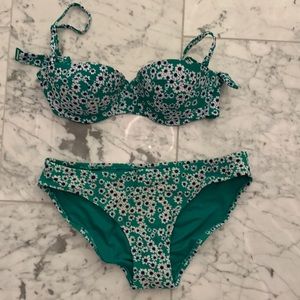 Kelly green and navy bikini size small. Worn twice